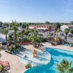 Le camping et la piscine en vue aérienne - Camping Hérault bord de mer
