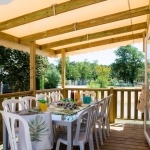 Photo d'illustration Terrasse mobil-home Privilège 4 Chambres - camping Hérault en bord de mer