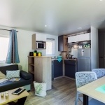 Un séjour et sa belle cuisine pour s'y sentir comme à la maison - Camping Hérault bord de mer