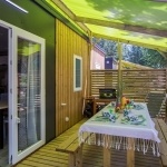 Terrasse couverte équipée d'une plancha - Camping Hérault bord de mer